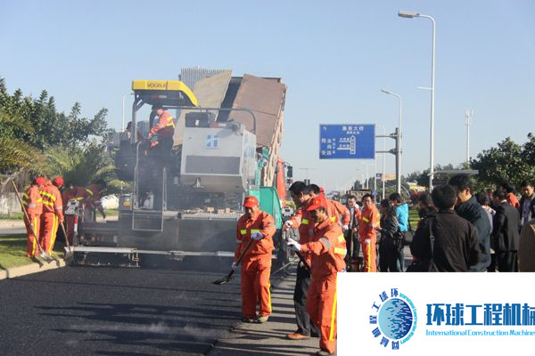 福格勒攤鋪機(jī)施工中 (3)