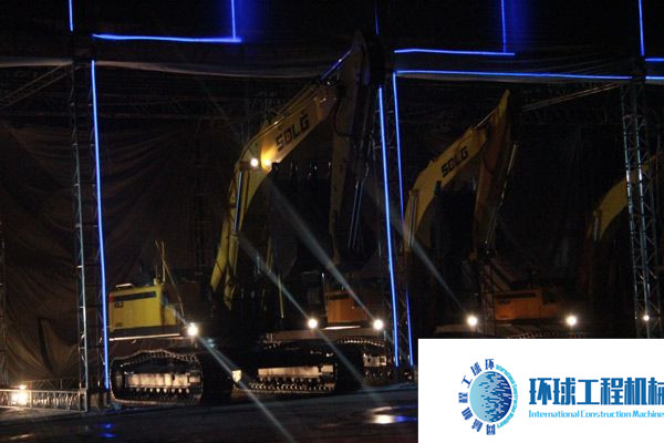 夜幕下的臨工挖掘機(jī) (5)